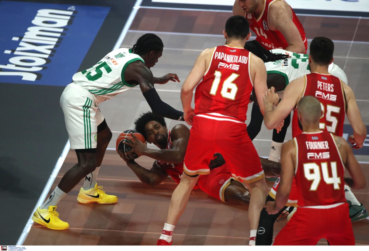 Ο αθλητικός δικαστής περιμένει το φύλλο αγώνα για να αποφασίσει άμεσα!