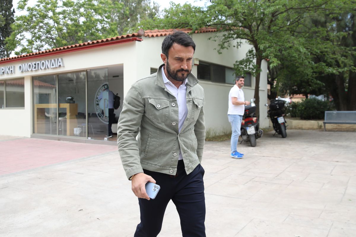 Καρυπίδης: «Πώς θα πάνε δέκα χιλιάδες φίλοι του Ολυμπιακού στη Νέα Φιλαδέλφεια, με υποβρύχιο; – Κοροϊδευόμαστε μεταξύ μας;»