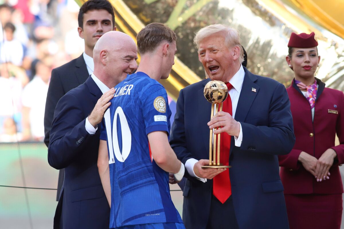 Ο Τραμπ κράτησε το αυθεντικό τρόπαιο του Παγκοσμίου Κυπέλλου Συλλόγων και η Τσέλσι ένα αντίγραφο