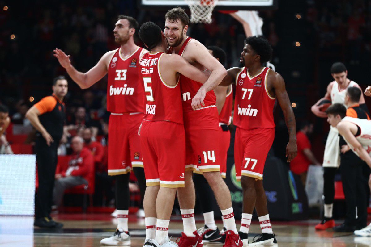 Ο Σάσα Βεζένκοφ με τους παίκτες του Ολυμπιακού μετά το ματς με την Μπάγερν