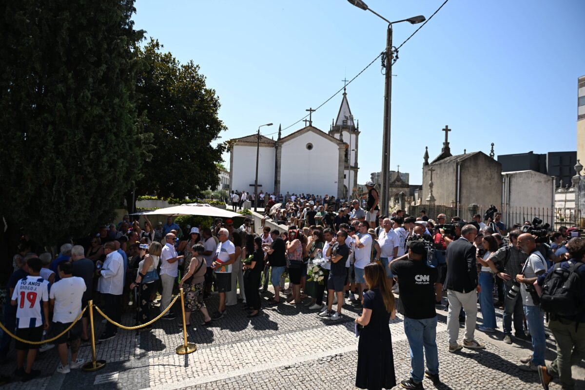 Πλήθος κόσμου για το τελευταίο αντίο στον Ντιόγκο Ζότα και τον αδερφό του