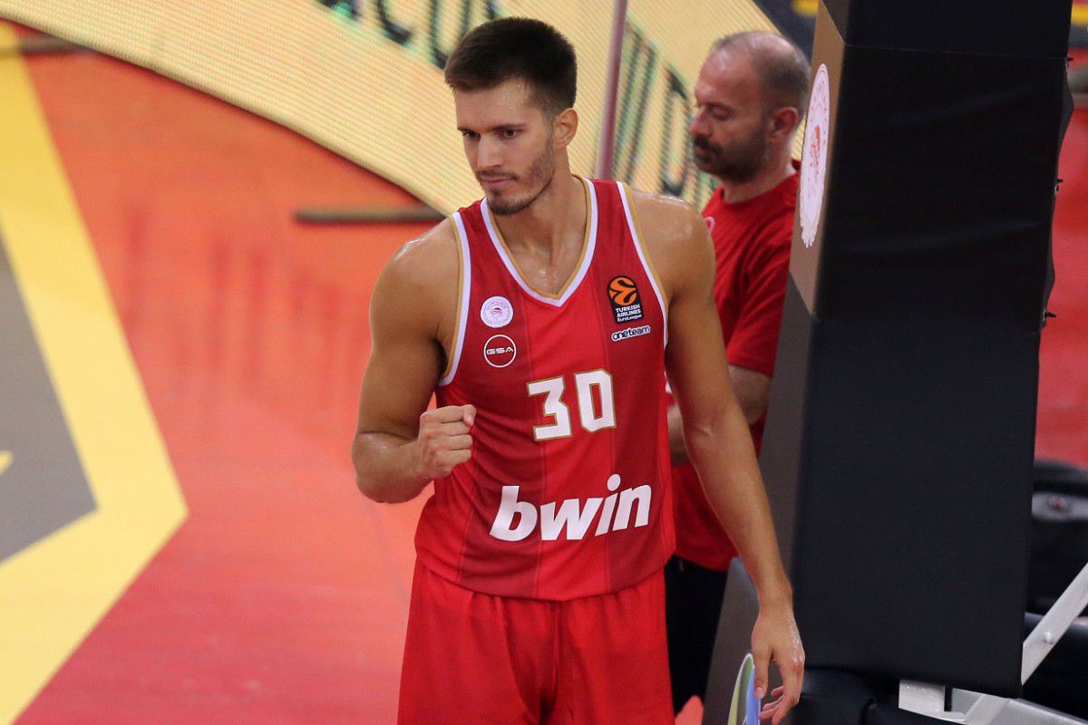 Διαψεύδει ο Ραζνάτοβιτς τα σενάρια που φέρουν τον Πετρούσεφ εκτός Ολυμπιακού