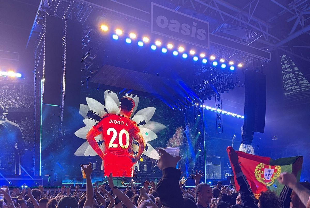 Οι Oasis στο «Live Forever» τίμησαν τη μνήμη του Ζότα (vid)