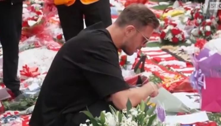 Ο Χέντερσον αποχαιρετά τον Ζότα: Απαρηγόρητος άφησε λουλούδια έξω από το Άνφιλντ (vid)