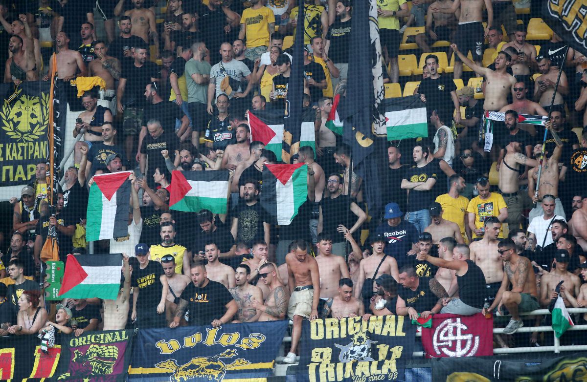 Φίλοι της ΑΕΚ σήκωσαν σημαίες της Παλαιστίνης