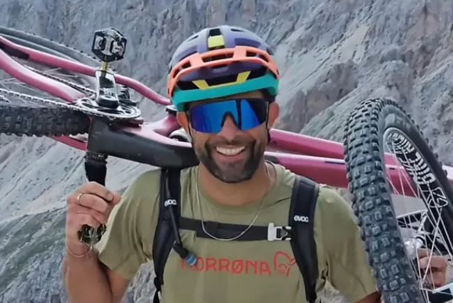 Αντρέα Τονέλι: Ο ποδηλάτης – influencer που βρήκε τραγικό θάνατο μετά από πτώση με το ποδήλατό του – H «ασκητική» ζωή που είχε επιλέξει