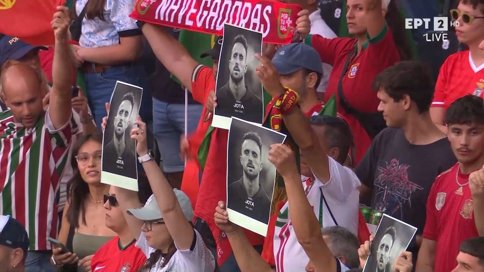 Δάκρυα, μαύρα περιβραχιόνια και φωτογραφίες στην κερκίδα για τον αδικοχαμένο Ντιόγκο Ζότα