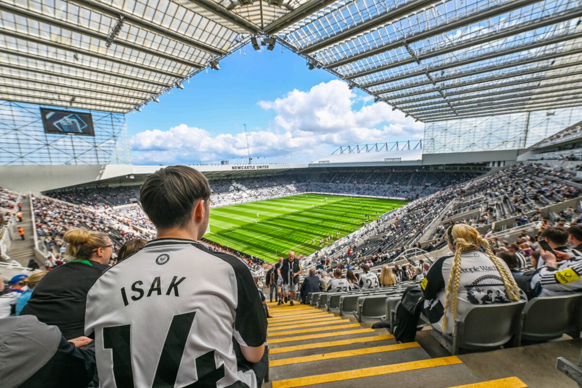 Παλαιστής του WWE εξόργισε τους οπαδούς της Νιουκάστλ με… φανέλα της Λίβερπουλ