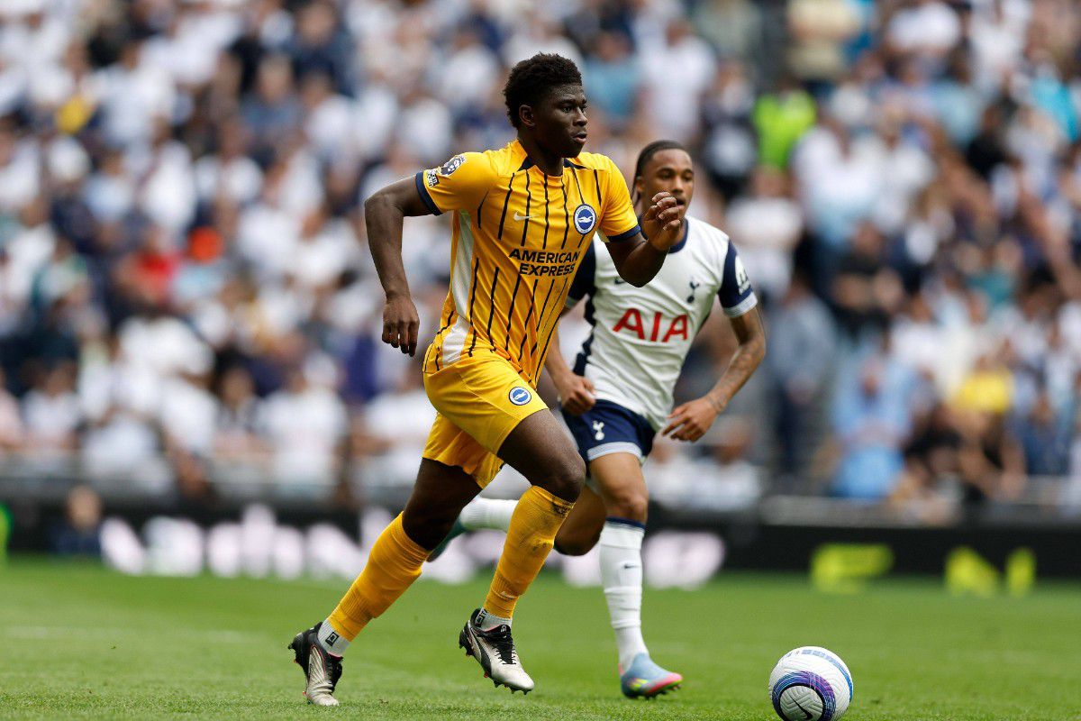 Η Μάντσεστερ Γιουνάιτεντ θέλει μέσο από την Premier League, η Μπράιτον όρισε υψηλή τιμή