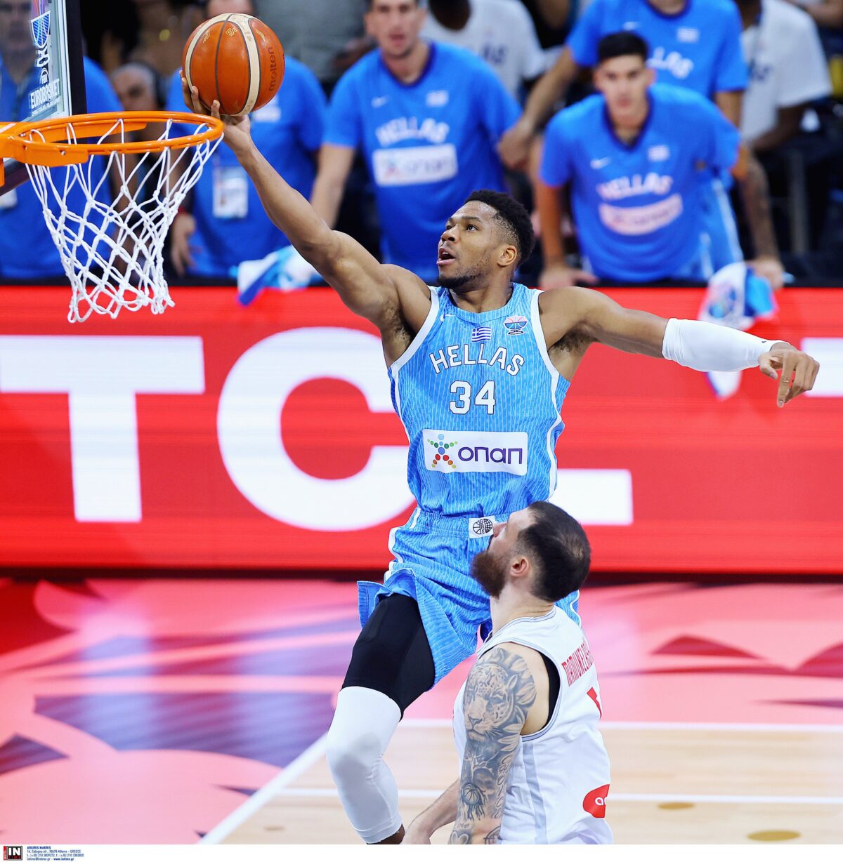 Σλούκας υψώνει, Γιάννης καρφώνει (vid)