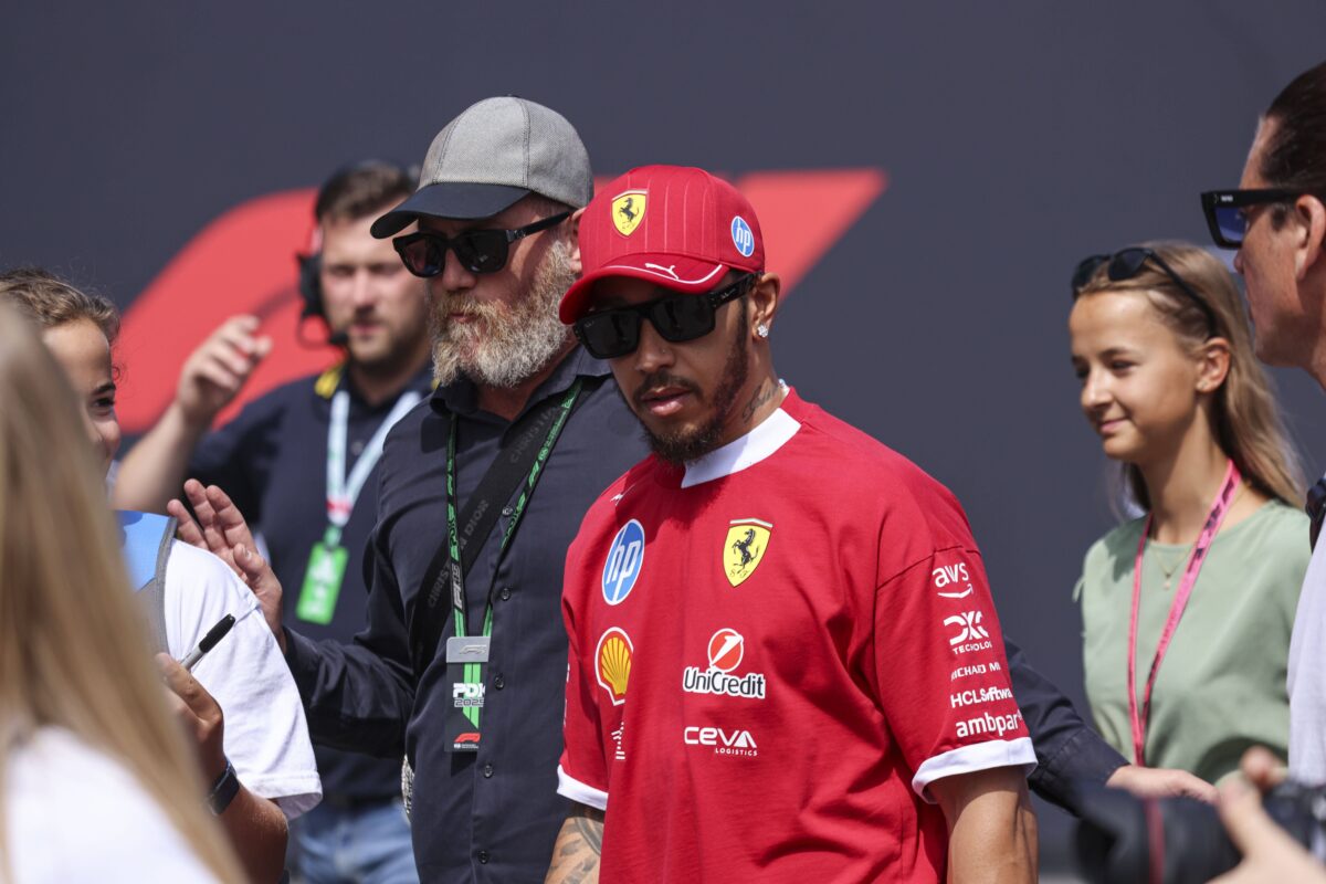 Σκληρή αυτοκριτική του Χάμιλτον: «Είμαι άχρηστος, μάλλον η Ferrari χρειάζεται να αλλάξει οδηγό» (vid)