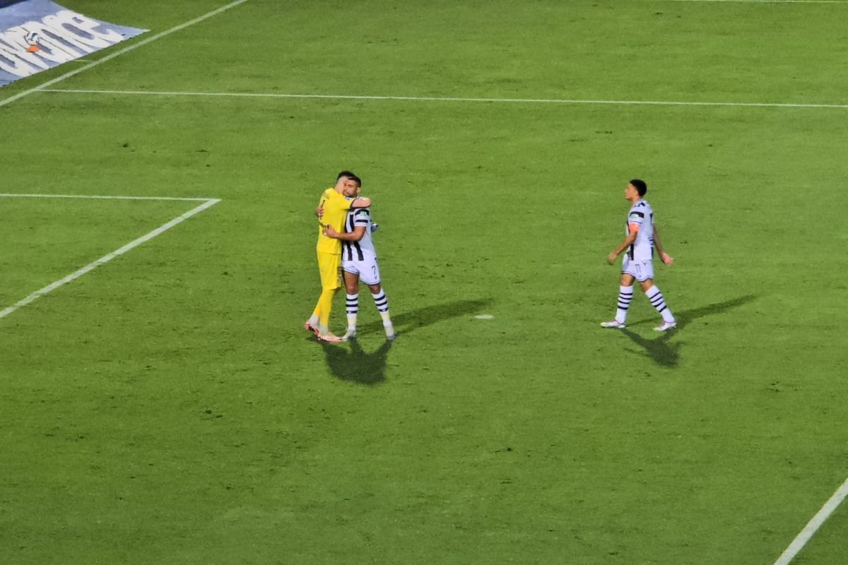 Όμορφη εικόνα στην Τούμπα: Γιακουμάκης και Τάισον έδωσαν τα εύσημα σε Μελίσσα για την εμφάνισή του (pics/vid)