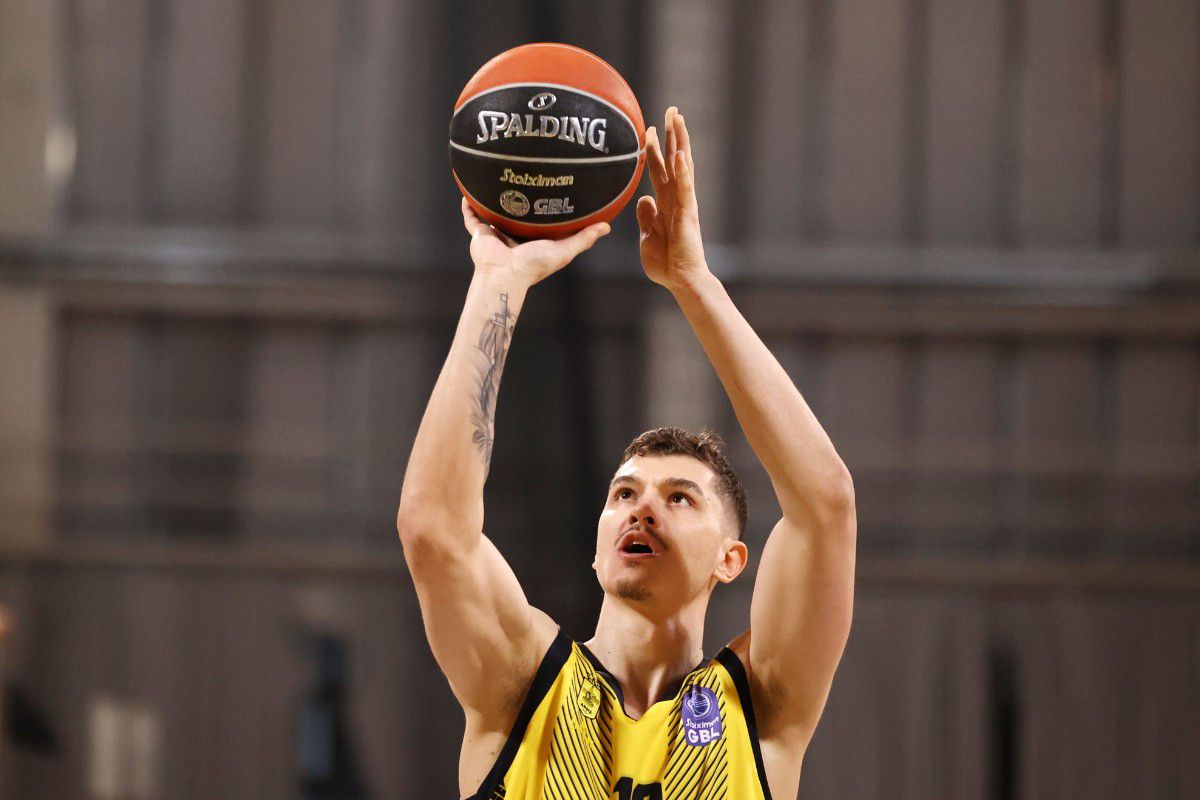 Γκιουζέλης: «Χαρούμενος που συνεχίζω στην ομάδα – Να φτάσει ο Άρης εκεί που του αξίζει»