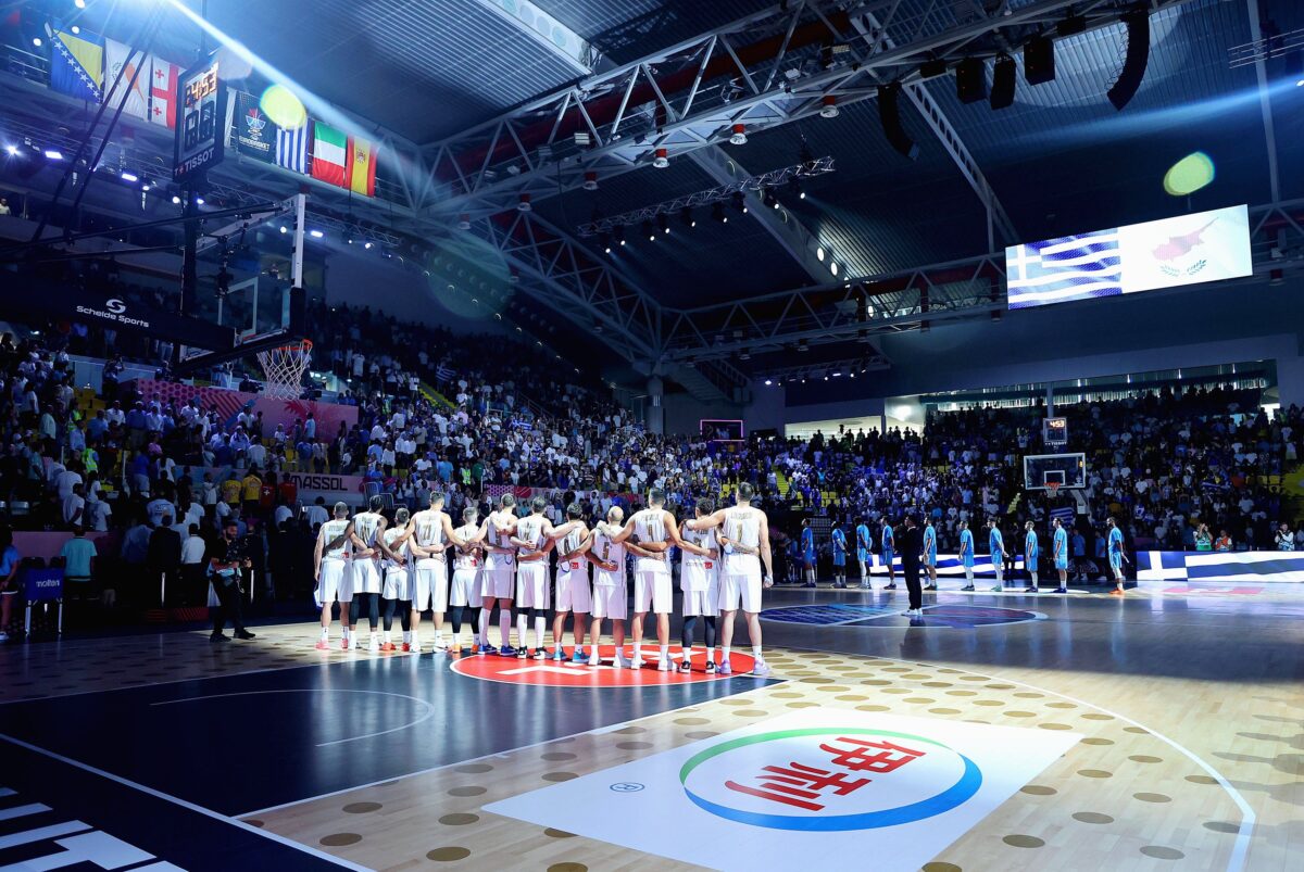 Ανατριχίλα: Σε ζωντανή εκτέλεση ο κοινός εθνικός ύμνος πριν το Κύπρος – Ελλάδα (vid)