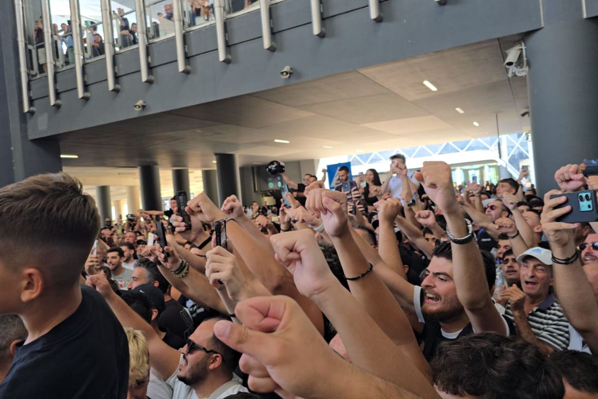 Φίλοι του ΠΑΟΚ στο αεροδρόμιο