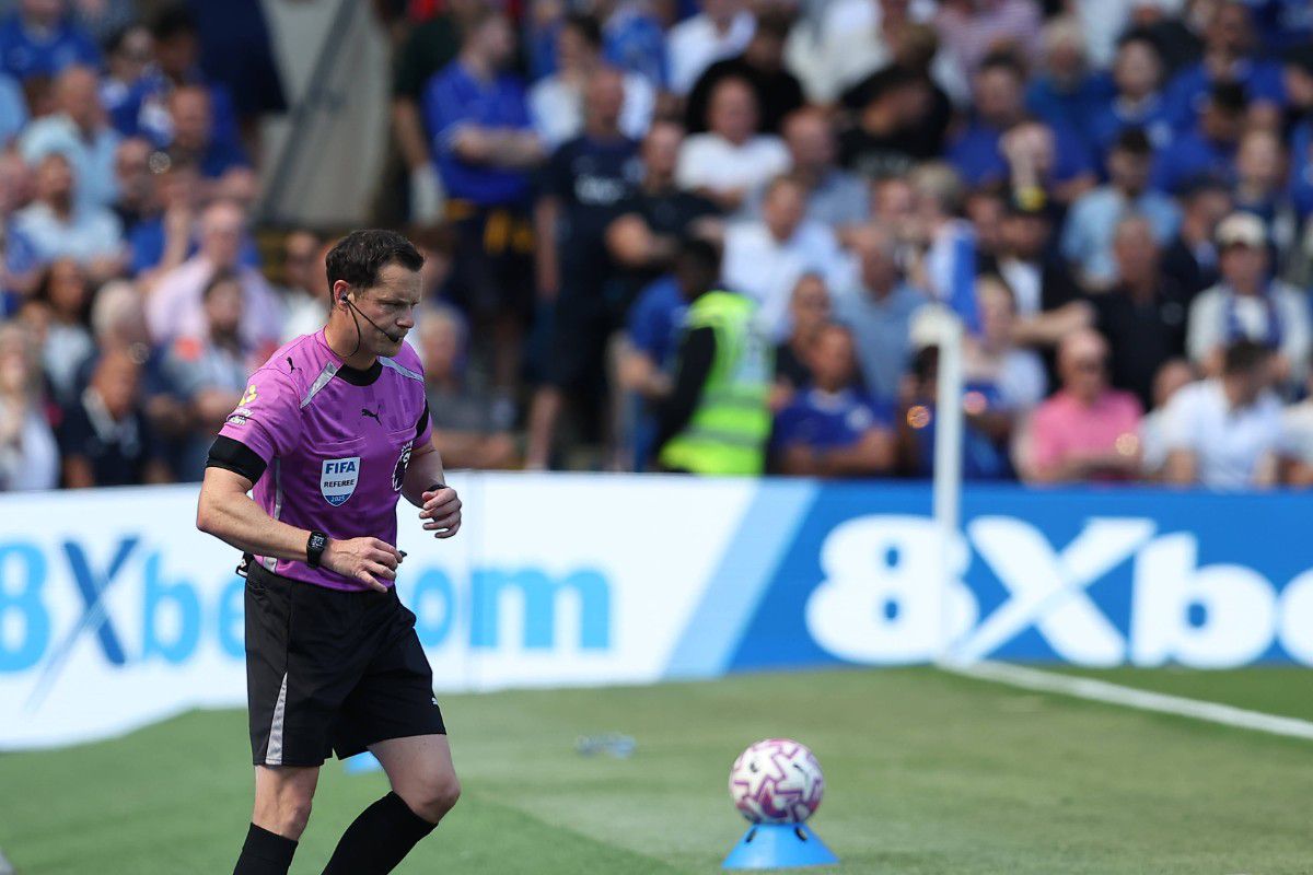 Γράφτηκε ιστορία στο Τσέλσι – Κρίσταλ Πάλας: Διαιτητής ανακοίνωσε για πρώτη φορά στα μεγάφωνα την απόφαση του VAR (vid)