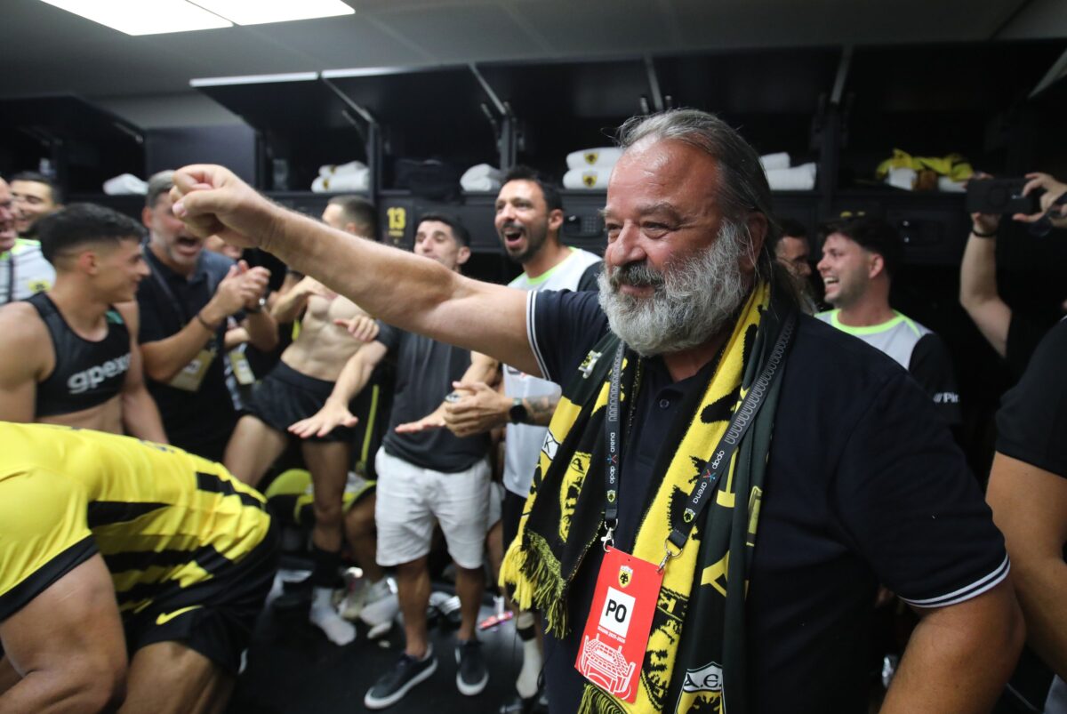 Ο Ηλιόπουλος «τρελάθηκε» με την ατμόσφαιρα στα αποδυτήρια της ΑΕΚ και έδωσε πριμ στο… πριμ