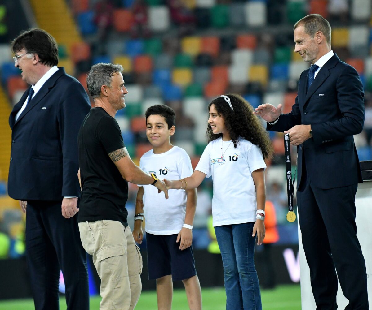 Η θλιβερή ιστορία της Τάλα και του Μοχάμεντ που έκαναν την απονομή στο Παρί Σεν Ζερμέν-Τότεναμ (vid)