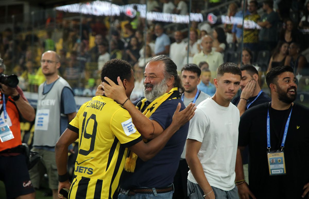 Στον αγωνιστικό χώρο ο Ηλιόπουλος, μοίρασε συγχαρητήρια και αγκαλιές σε όλους στην ΑΕΚ (pics)