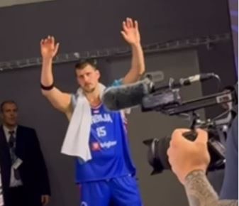 Γι’ αυτό είναι MVP: Η απίστευτη κίνηση του Νίκολα Γιόκιτς σε δημοσιογράφους μετά το Λετονία – Σερβία (vid)