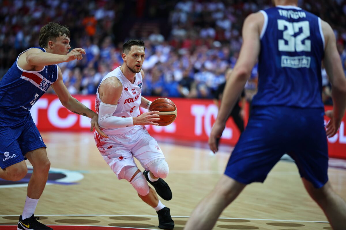 Έκανε τα εύκολα δύσκολα η Πολωνία, αλλά τελικά νίκησε και προκρίθηκε