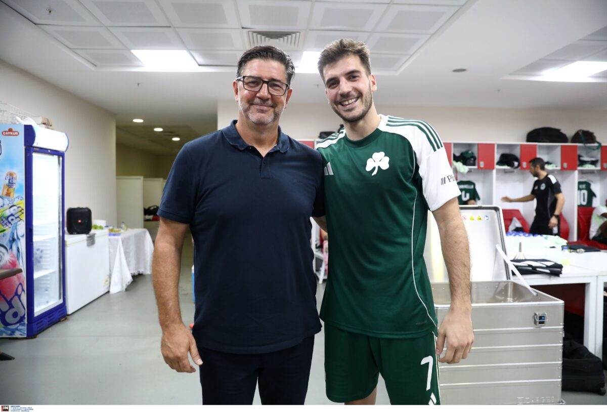 Η αποχαιρετιστήρια φωτογραφία του Ιωαννίδη με τον Ρουί Βιτόρια μετά την πρόκριση του Παναθηναϊκού