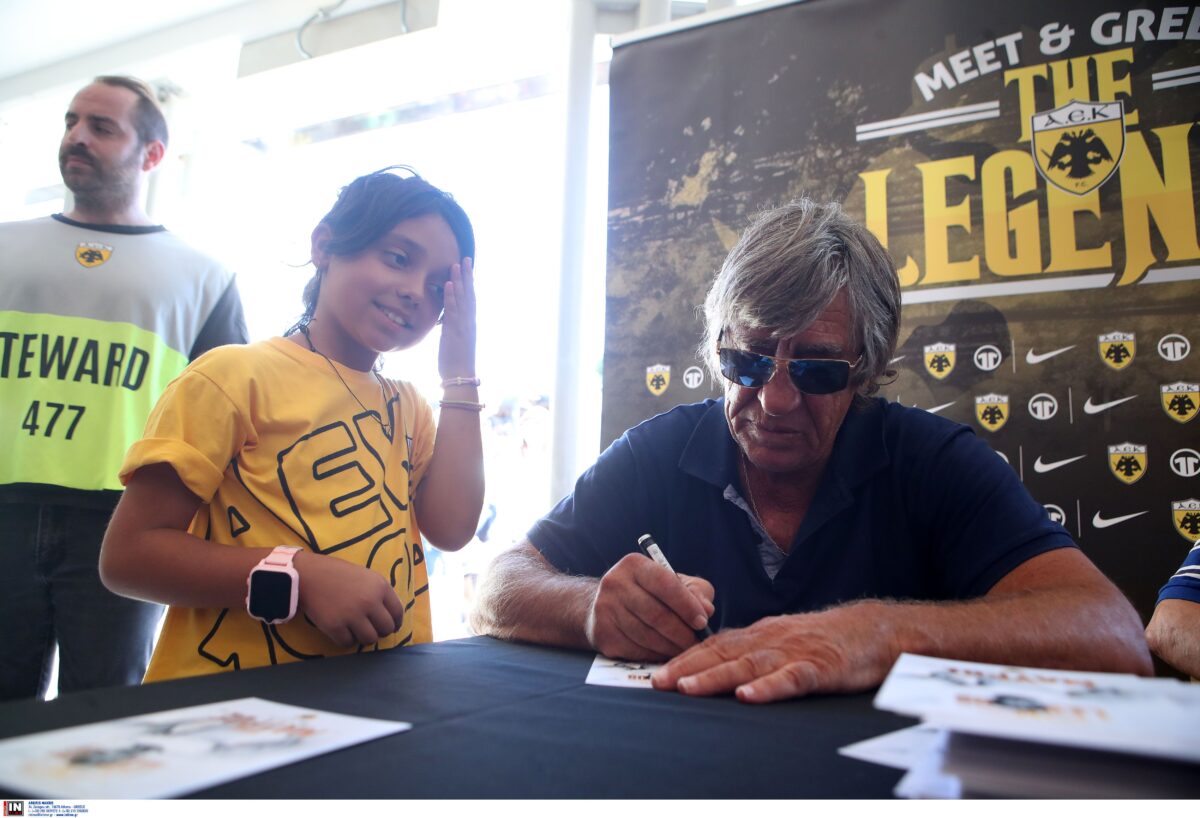 Πλήθος κόσμου βρέθηκε στο AEK Store για να πάρει ένα πολυπόθητο αυτόγραφο από τον Θωμά Μάυρο