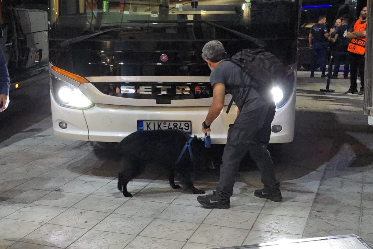 Ειδικός σκύλος της αστυνομίας και Μοσάντ έκαναν φύλλο και φτερό το πούλμαν της Μακάμπι πριν αποχωρήσει (vid)