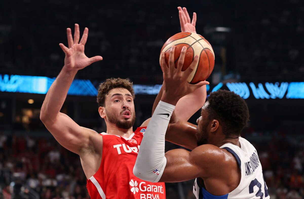 Η FIBA… απάντησε στον Σενγκούν: «Ο Γιάννης ειναι σπουδαίος πασέρ» (vid)