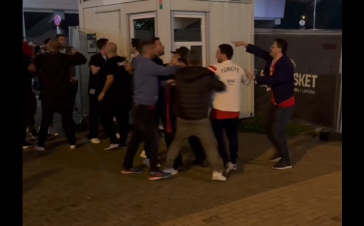 Ένταση μεταξύ φιλάθλων μετά το τέλος του αγώνα Ελλάδα – Τουρκία (vid)