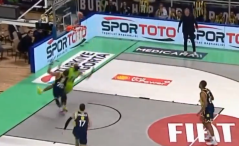 Με αδιανόητο Buzzer Beater η Τόφας νίκησε την Φενέρμπαχτσε (vid)