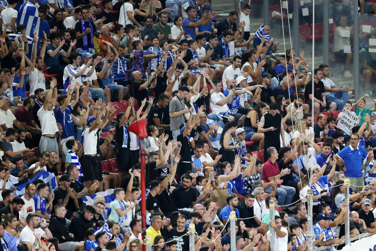 Στο πλευρό της Εθνικής ο κόσμος παρά την ήττα από τη Δανία