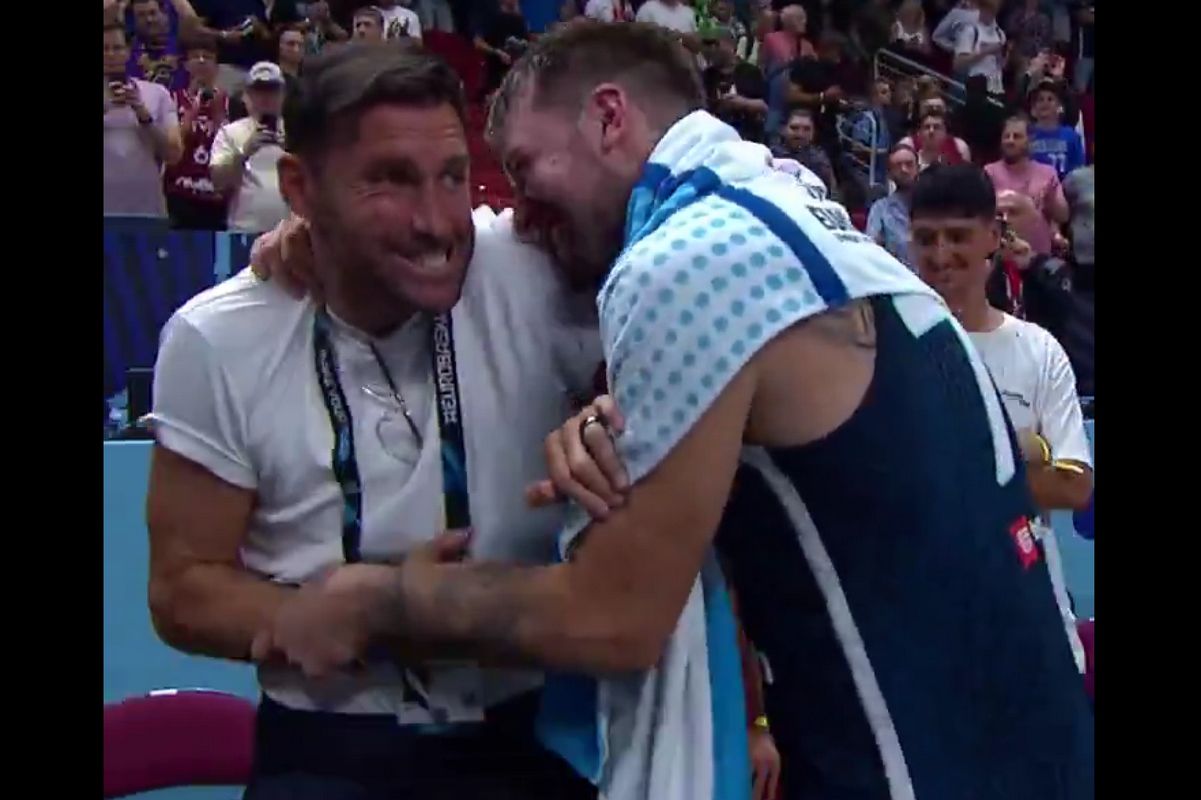 EuroBasket 2025: Απίθανο σκηνικό με τον Ντόντσιτς να «πνίγει» με ιδρώτα τον Ρούντι Φερνάντεθ (vid)