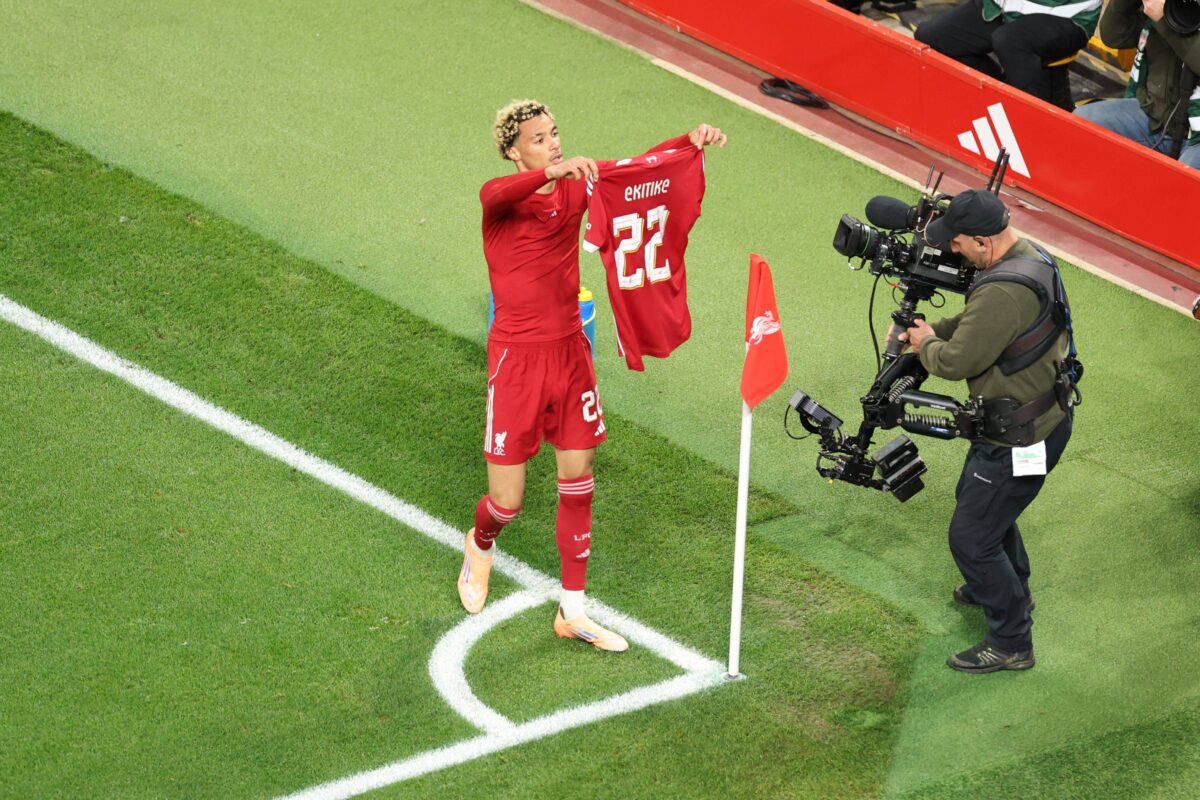 Η Λίβερπουλ επιβάλλει βαρύ πρόστιμο στον Εκιτικέ για την ανόητη κόκκινη κάρτα