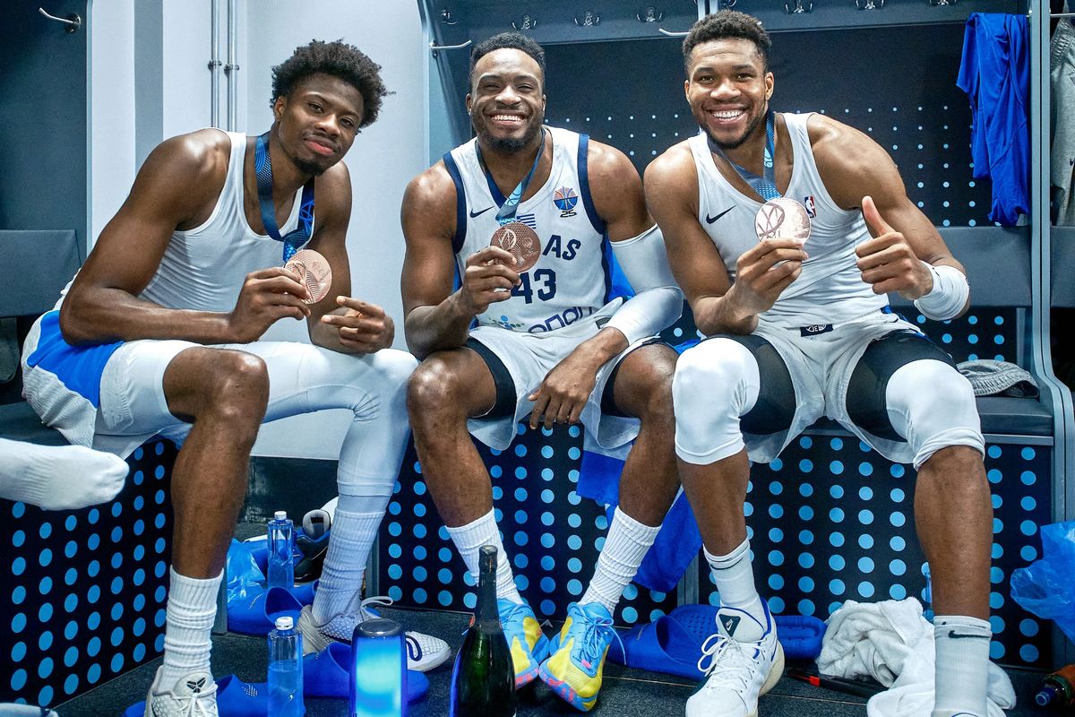 Το συγκινητικό post του Κώστα Αντετοκούνμπο για το χάλκινο: «Τρία αδέρφια από τα Σεπόλια…» (pic)