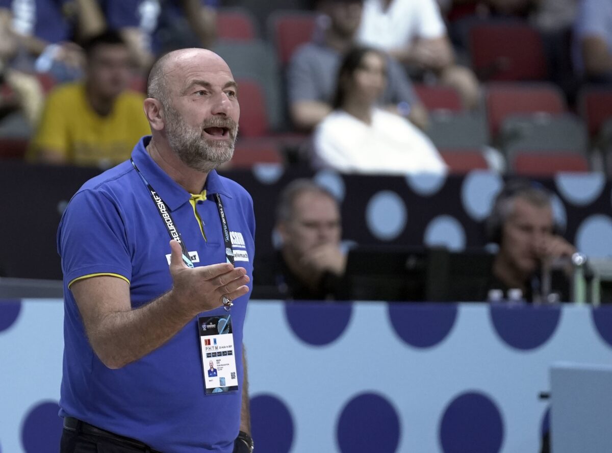 Σκληρά λόγια από τον Μπετσίραγκιτς: «Αλήτες, ανόητοι, άθλιοι – Όταν θάβεις τη μητέρα σου, και μετά βγαίνεις στο γήπεδο…»