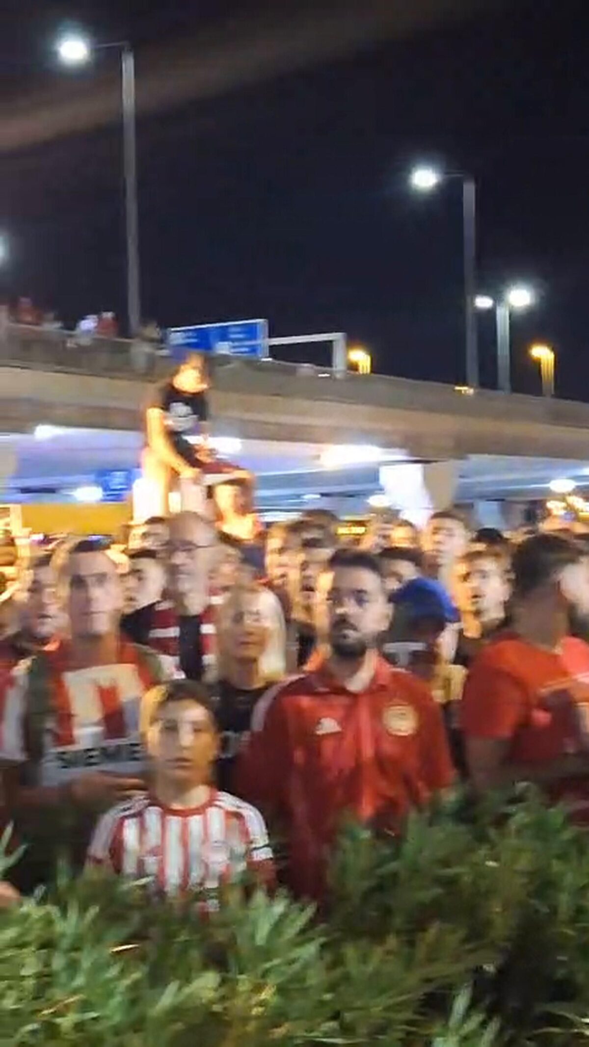 Πανζουρλισμός στο αεροδρόμιο από τους φίλους του Ολυμπιακού για Ποντένσε