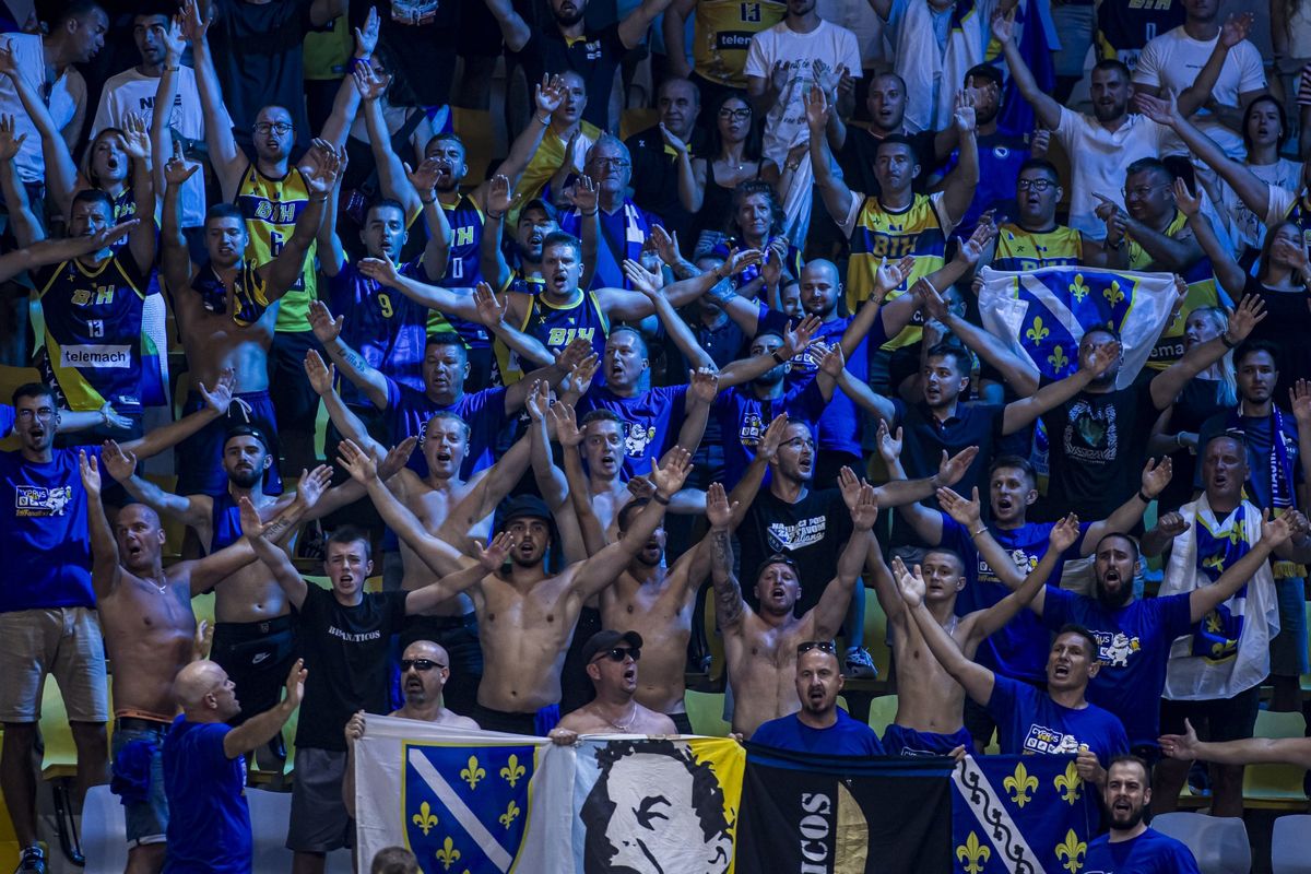 Ελλάδα – Βοσνία: Βόσνιοι οπαδοί αποπειράθηκαν να αφαιρέσουν ελληνική σημαία