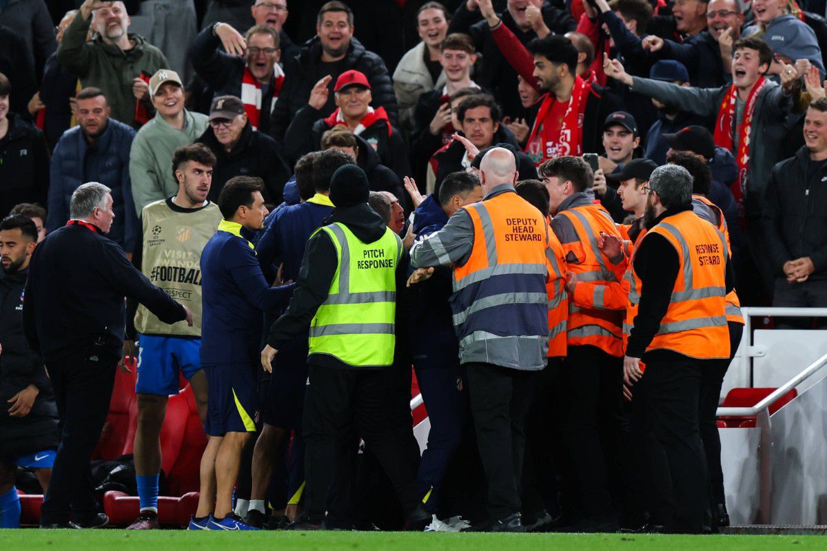 Η UEFA απήγγειλε κατηγορίες κατά του Ντιέγκο Σιμεόνε και της Λίβερπουλ