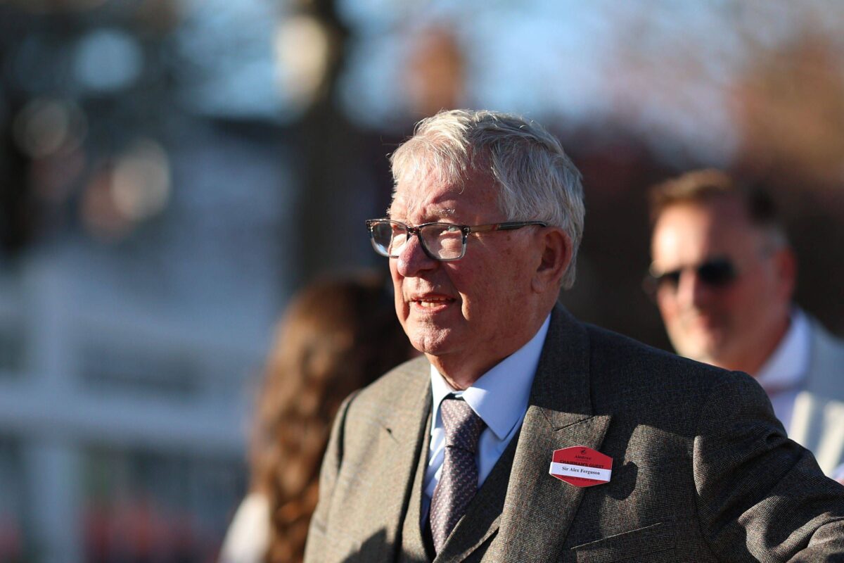 Ο Σερ Άλεξ Φέργκιουσον επέλεξε τα ταξίδια για να διαχειριστεί την απώλεια της συζύγου του (vid)