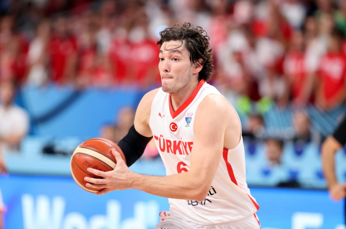 Αγωνία για Όσμαν – Αποχώρησε υποβασταζόμενος απο το παρκέ