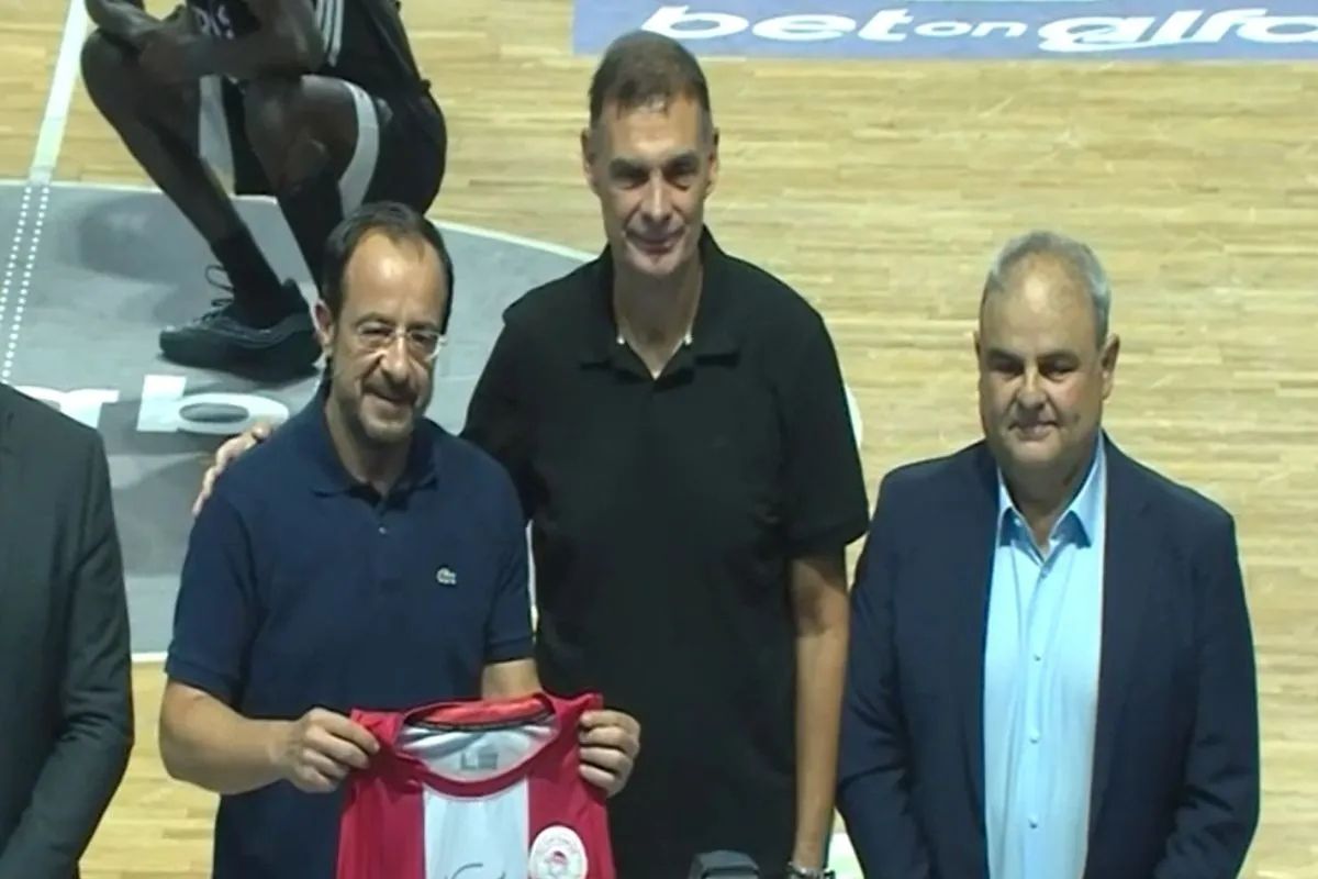 Ο Μπαρτζώκας χάρισε την επετειακή φανέλα του Ολυμπιακού στον Πρόεδρο της Κύπρου, Νίκο Χριστοδουλίδη (vid)