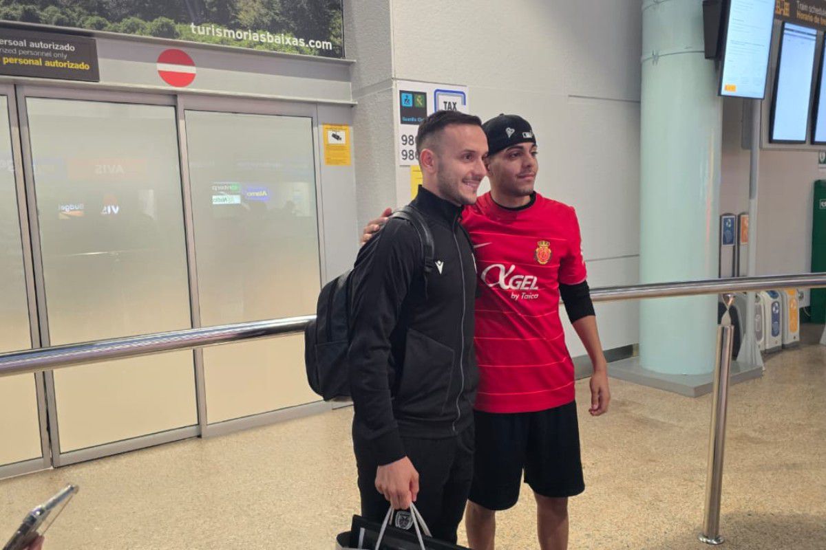 Οπαδός της Μαγιόρκα έκανε δώρο στον Σάστρε κατά την άφιξη του ΠΑΟΚ στην Ισπανία (vid&pic)