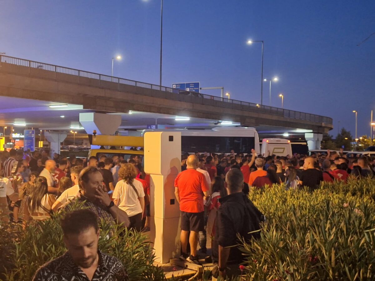 Φίλοι του Ολυμπιακού στο αεροδρόμιο