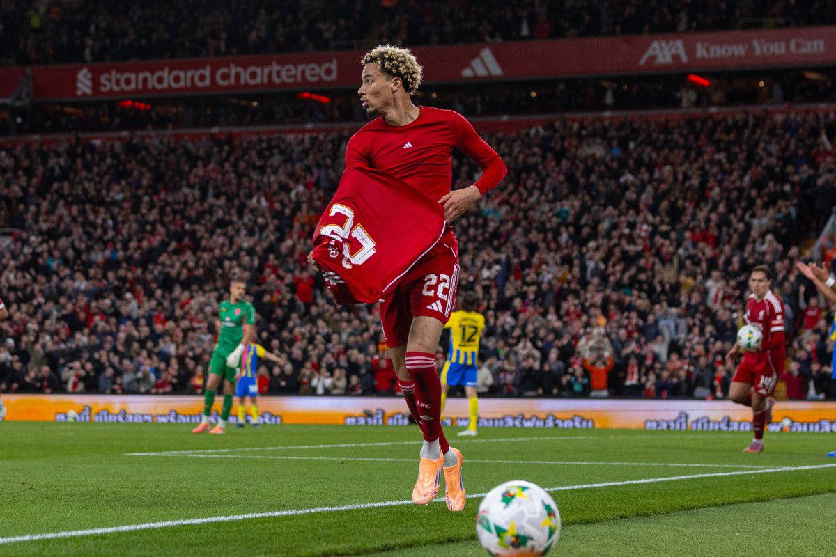 Ο Σλοτ διέψευσε ότι ο Εκιτικέ τιμωρήθηκε από τη Λίβερπουλ για την κόκκινη