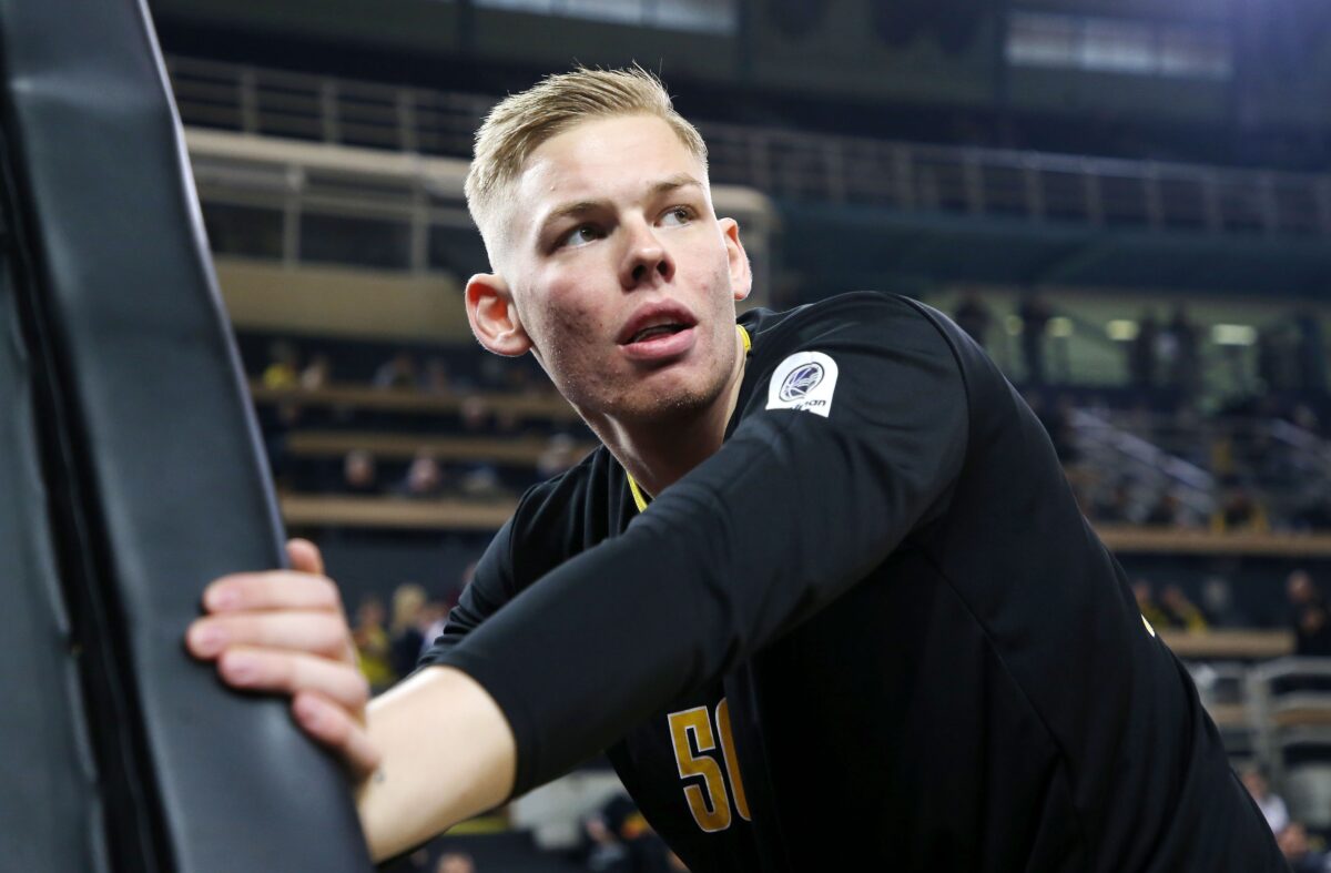 Αγωνία στον Άρη με Τανούλη: Αποχώρησε με πατερίτσες από το γήπεδο, υποβλήθηκε άμεσα σε εξετάσεις