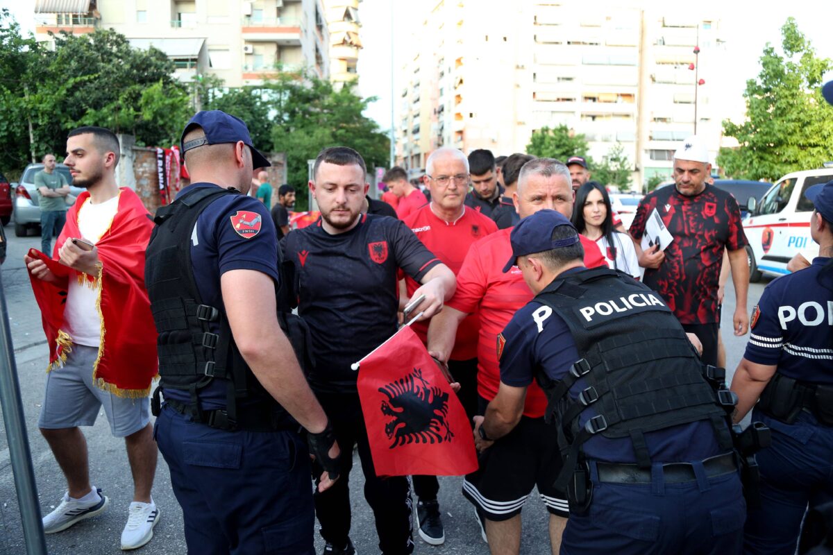 Σερβία – Αλβανία: «Φρούριο» το Λέσκοβατς, η αστυνομία ψάχνει τα κινητά των οπαδών