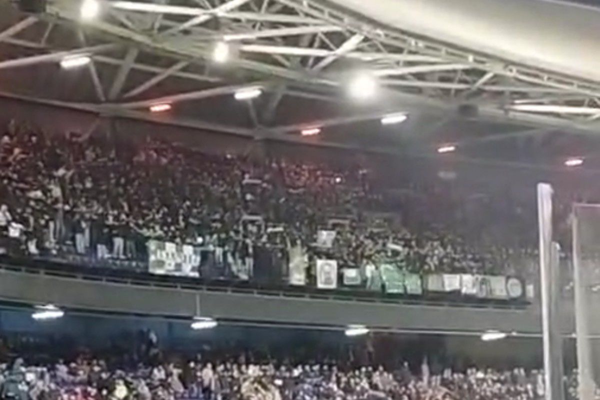 Η είσοδος των τερματοφυλάκων του Παναθηναϊκού και οι οπαδοί των Πρασίνων