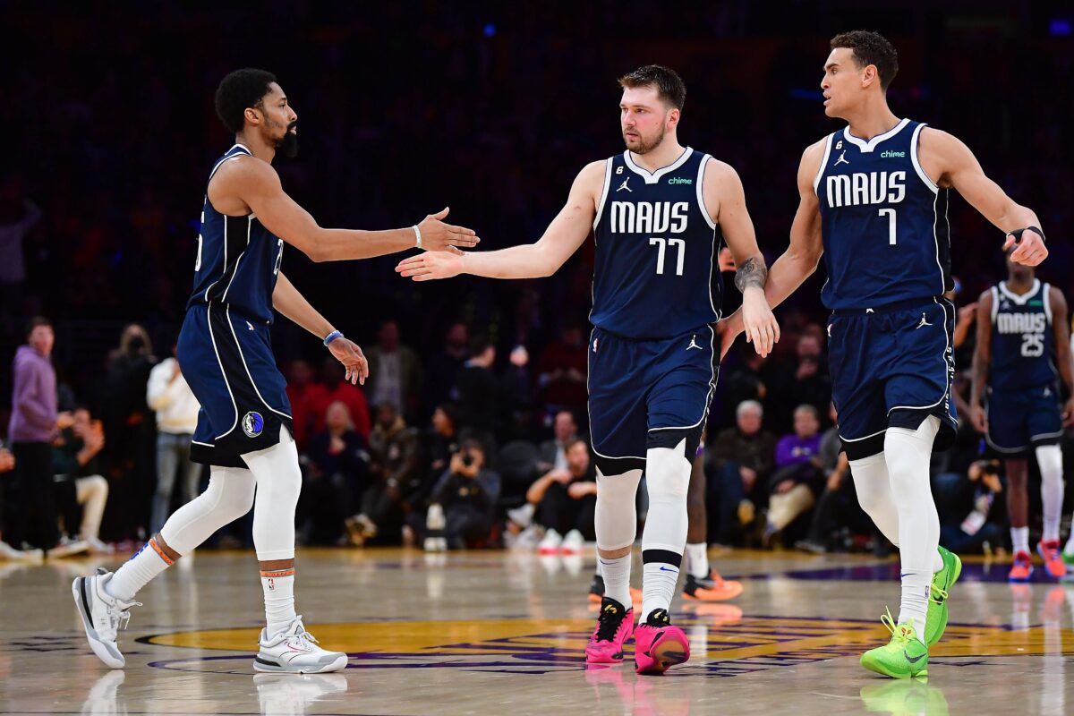 Όταν ο Λούκα Ντόντσιτς αποθέωνε τον πρώην συμπαίκτη του, Σπένσερ Ντίνγουιντι (vid)