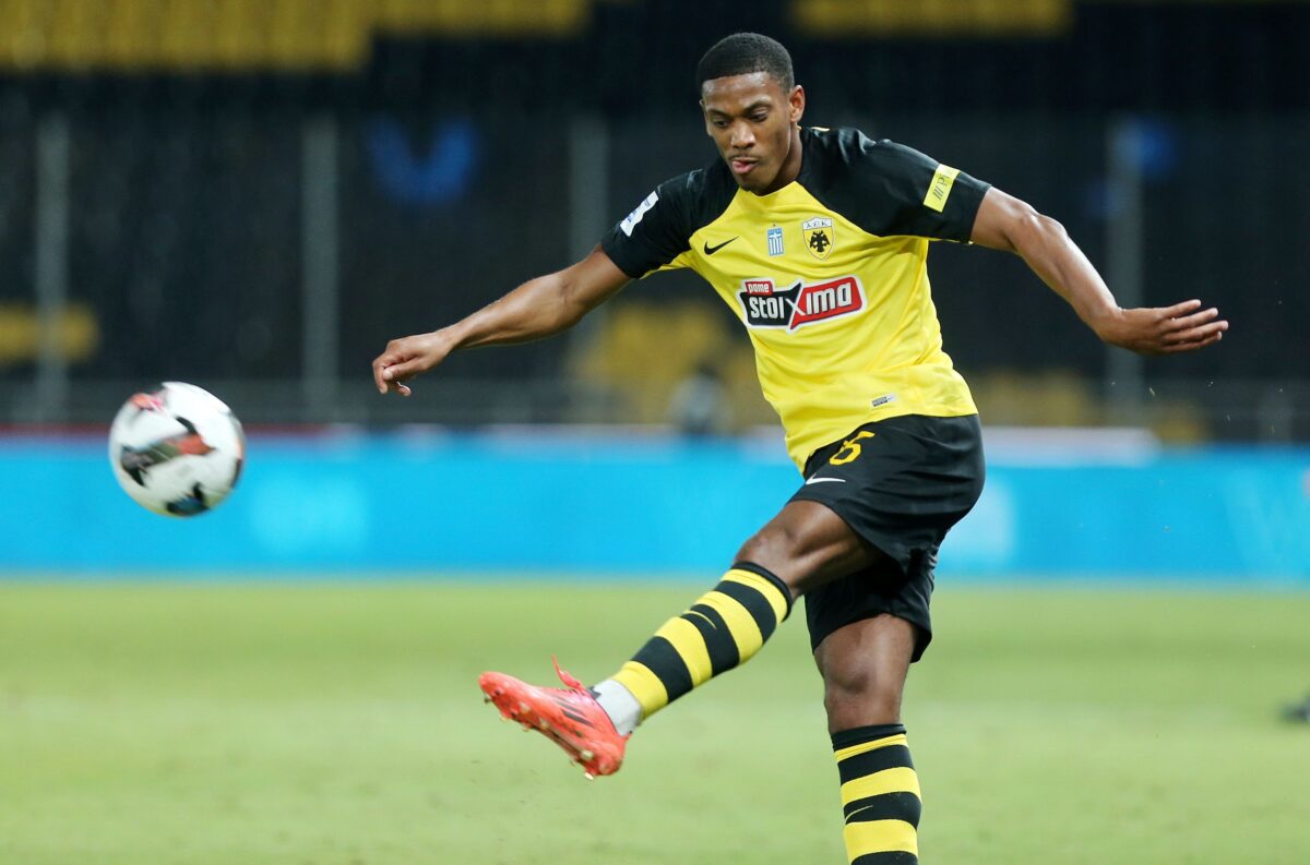 Ο μεξικανικός Τύπος «σταυρώνει» τον Μαρσιάλ: «Έχει… ρακέτες στα πόδια του»